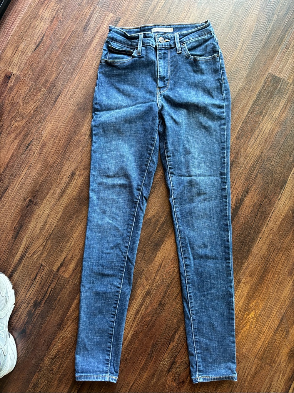 Levi's 721 High Rise skinny jeans, size 26 medium wash blue